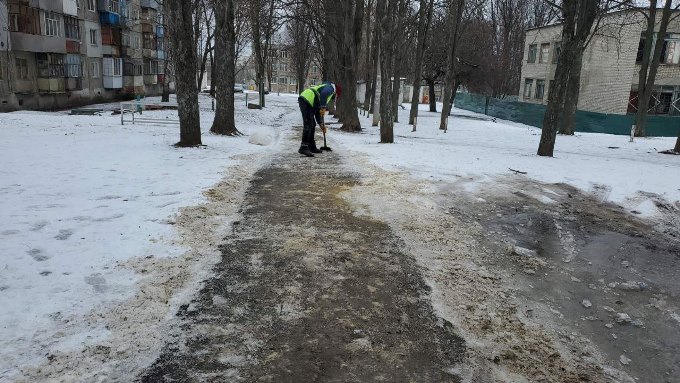 У Харкові комунальники прибирають сніг та лід з вулиць міста